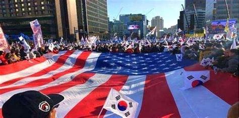 韩国爆发反美游行,撕毁美国国旗,民众为何这么愤怒！