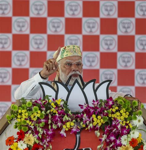 Tejashwi trying to hide Lalu's 'sins' by relegating his pictures to ...