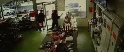 澳洲商店监控录到蒙面男持刀抢劫！行为猖狂！店主机智锁住店门却被小偷暴力砸开！（内含视频）