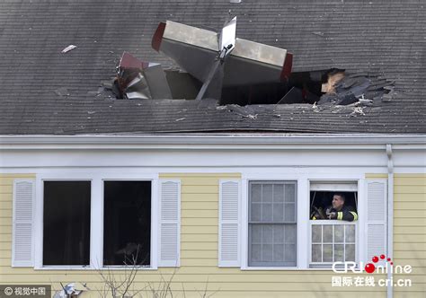 美国一小型飞机坠落居民房屋顶 飞行员身亡(高清组图)- 国际在线移动版