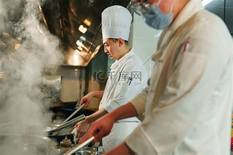 后厨内的专业厨师团队烹饪美味佳肴高清摄影大图-千库网