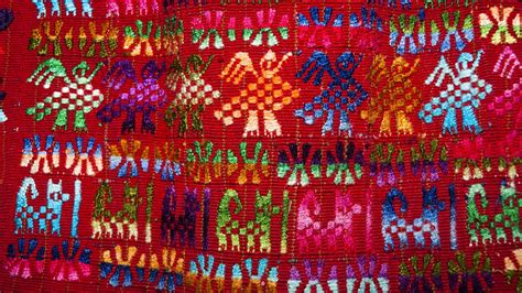 Dibujos representativos de la naturaleza en trajes típicos de Guatemala