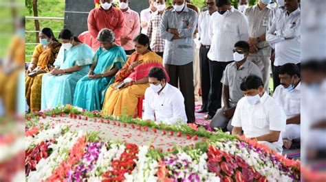 YSR Death Anniversary: మహానేత వైఎస్ రాజశేఖరరెడ్డికి సీఎం జగన్ ఘన ...