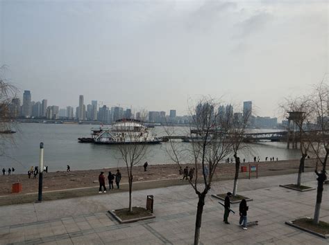 【携程攻略】武汉武昌江滩景点,江滩公园是武汉独有的滨江风光带，也是最大最长的风景区。武汉市内的…