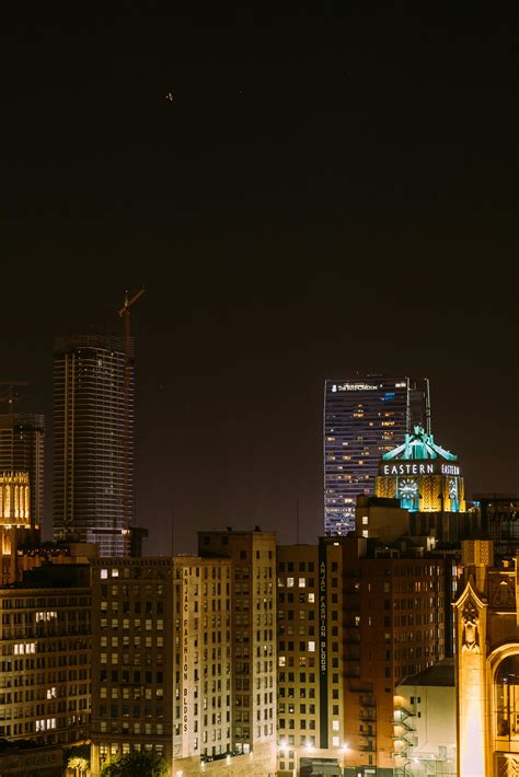 Buildings Night Window View 的图像结果