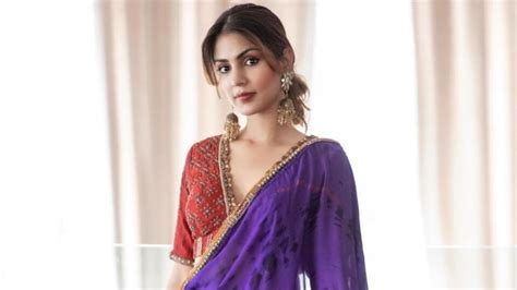 Rhea Chakraborty displays 'Saree shakti' in tie-dye printed drape and ...