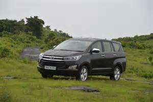 Width Of Innova Crysta In Feet