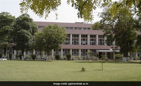 PGI रोहतक के MBBS छात्र बॉन्ड पॉलिसी का कर रहे थे विरोध, CM के दौरे से ...