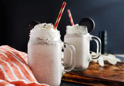 Quick and Easy Cookies ‘n Cream Milkshake | Sincerely Asma