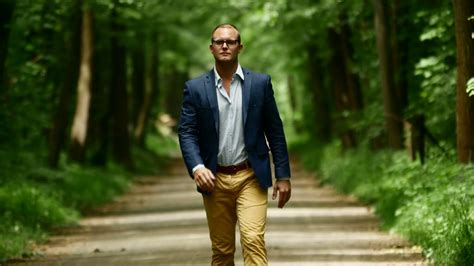 People Walking towards Camera 的图像结果