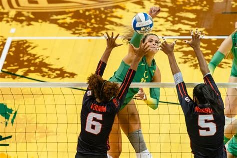 UO record crowd watches No. 6 Oregon volleyball defeat Oregon State in ...