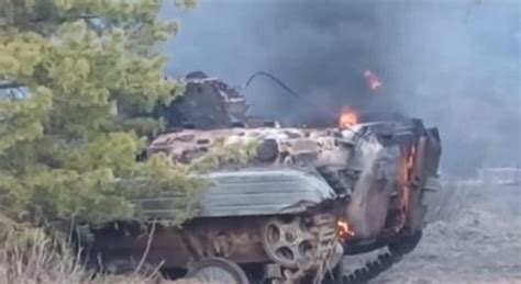 俄罗斯公布摧毁入侵乌装甲车画面：战车剧烈燃烧_中华网