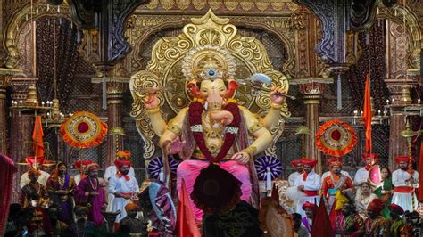 Ganesh Chaturthi: मुंबई से लालबागचा राजा गणपति बप्पा की पहली झलक आई ...