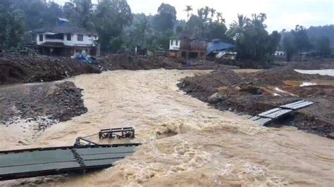 Temporary bridge collapses during very heavy rainfall in Chooralmala ...