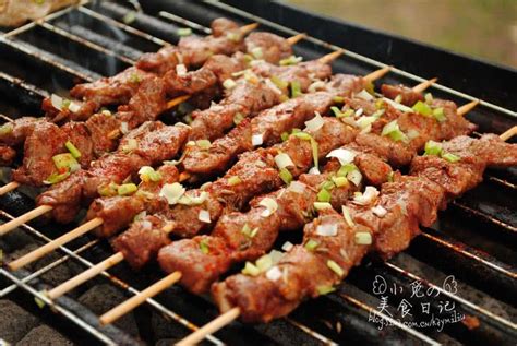五张图告诉你真正的新疆人是这样吃羊肉串的|新疆|羊肉串|烤羊肉串_新浪新闻