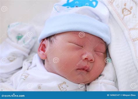 婴孩新出生的男孩 库存图片. 图片 包括有 男性, 人力, 产假, 整洁地, 男朋友, 生活, 子项, 帽子 - 16965147