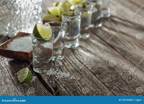 Tequila Con Sal Y Lima Sobre Un Fondo De Madera Antiguo Imagen de ...