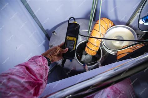 Mâle dans le processus d'inspection du détecteur de gaz de travail ...