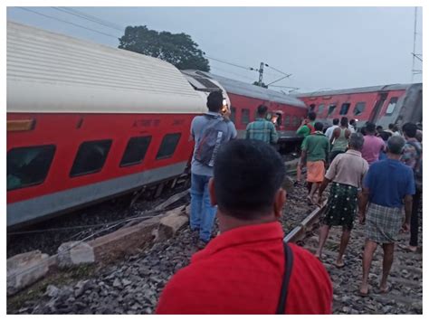 झारखंड के चक्रधरपुर में हावड़ा मुंबई मेल के 14 कोच पटरी से उतरने के बाद ...