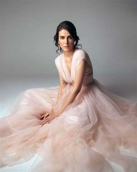 Bikini-clad Mandana Karimi is turning up the heat with her pool ...