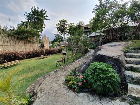 OAK TREE GLAMPING RESORT (Batu) - Cottage Reviews, Photos, Rate ...