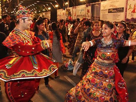 Mumbaikars groove to the tunes of garba | Hindustan Times