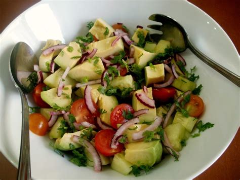 Ensalada de aguacate con pepino, cilantro y tomates cherry