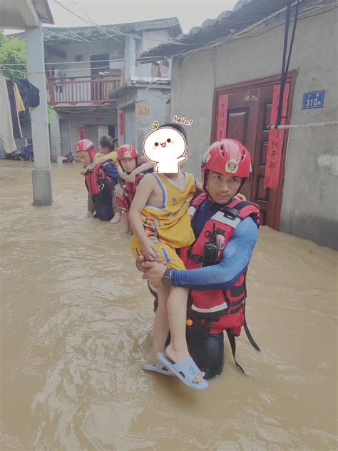 莆田：暴雨突袭，消防救援人员涉水背出留守老幼