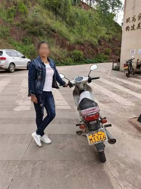开屏新闻-云南永平一女子无证驾驶、不戴头盔 被交警查处还要跳 藐视法律 不配合民警处理 结果：拘留！