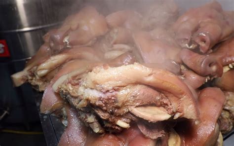 河南特色卤肉店，剁肉50年手指头捏穿切菜刀，一天30个猪头不愁卖_哔哩哔哩_bilibili