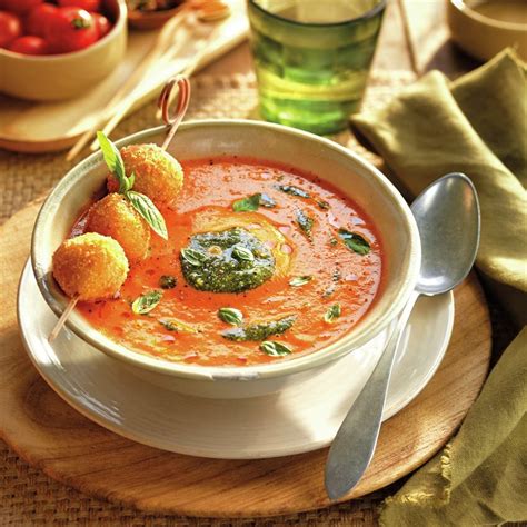 Crema de tomate con pesto y mozzarella rebozada
