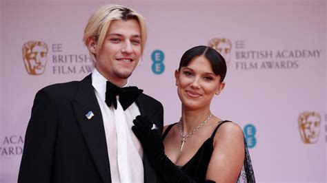 Millie Bobby Brown y su novio Jake, hijo de Jon Bon Jovi, posan juntos ...