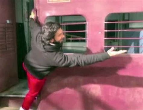 Ranveer Way of Dilwale Dulhania Le Jayenge Train Scene - lifeberrys.com