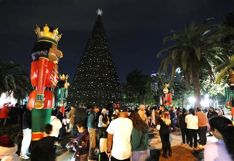 Pictures: 2021 Lake Eola Tree Lighting Celebration – Orlando Sentinel