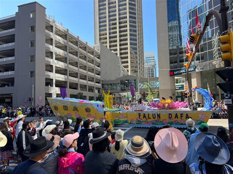 Canada: Đoàn của các học viên trong cuộc diễu hành Stampede ở Calgary ...