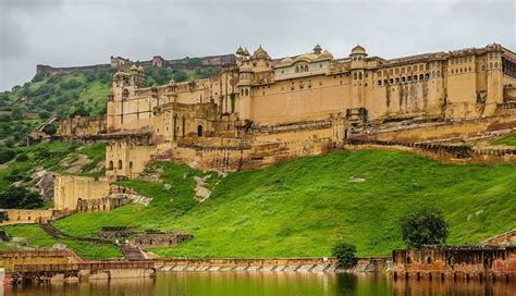 10 Famous Historical Monuments To Explore in India - lifeberrys.com