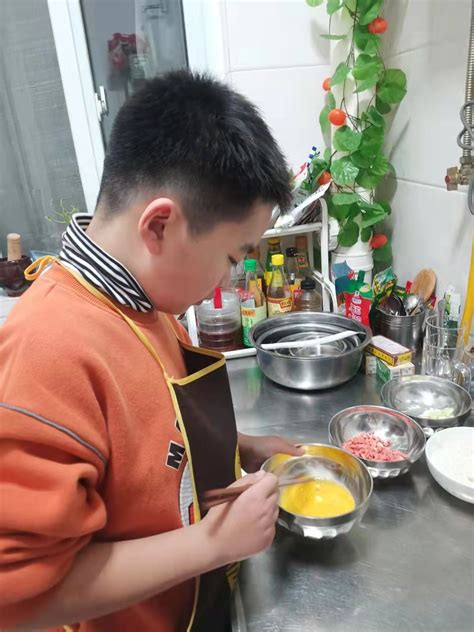 居家劳动实践怎么做？看郑州经开区实验小学孩子们秀厨艺、整内务-大河新闻
