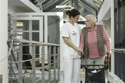 Aktivierung von Senioren: Wie Pflegekräfte zu mehr Bewegungsroutine ...