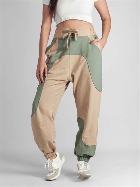 Beige & Green Waves - Unisex Knit Hoppers