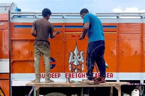 The Art Collective That’s Bringing Life Back Into Indian Truck Art