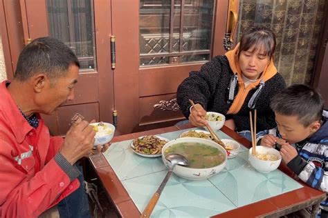 农村媳妇不舒服，老公下厨做两菜一汤，媳妇尝完说可好吃了_凤凰网视频_凤凰网