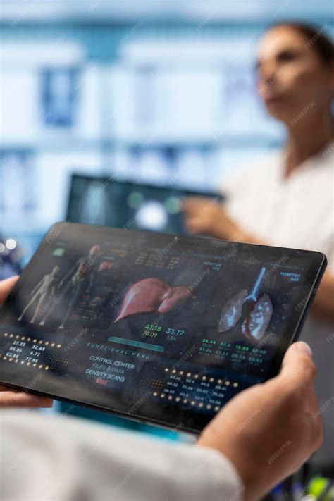 Medizinexperte analysieren das CT-Scan-Ergebnis, um den Zustand der ...