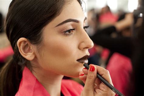 How to: use brick red eyeshadow as lipstick | Vogue India