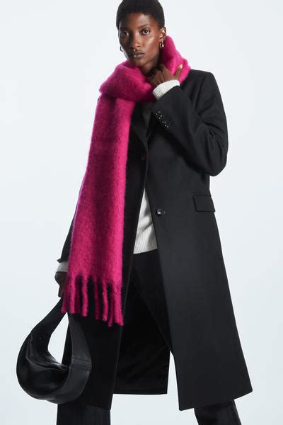 OVERSIZED FRINGED SCARF オーバーサイズフリンジマフラー ピンク｜COS コス 公式オンラインストア