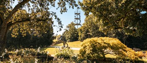 https://www.stuttgart-tourist.de/images/mhvt8mqbmbq-/ein-gruener-park-mit-baeumen-einer-pferdeskulptur-und-einem-spiralfoermigen-aussichtsturm.jpg