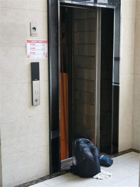 贝尔哲布布 on Twitter: "当你住11楼回家看到电梯在检修。。。"