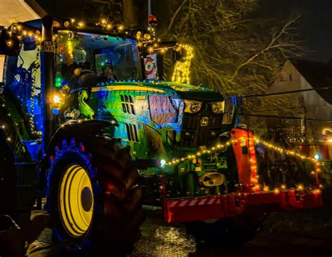 Die schönsten, geschmückten Traktoren: Landwirte bei Lichterfahrten ...