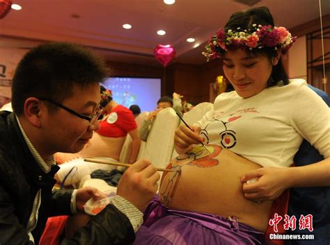 重庆举办孕妈彩绘比赛 准爸爸在妻子肚皮上作画(组图)-搜狐滚动
