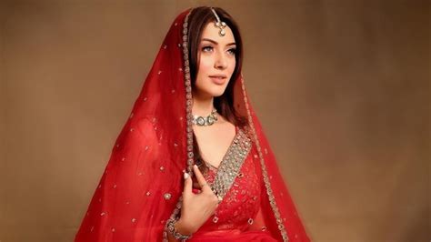 Hansika Motwani in red mirror-work saree and veil is gorgeous as ever ...