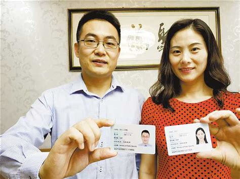 首例经重庆自贸区推荐的外籍人才领到我国永久居留身份证|自贸区|身份证|重庆_新浪新闻